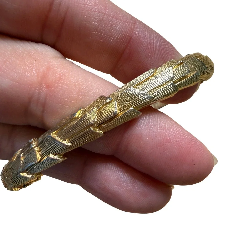 Lisner‎ Hinged Bangle Gold Tone Textured Wheat Leaf Botanical Statement